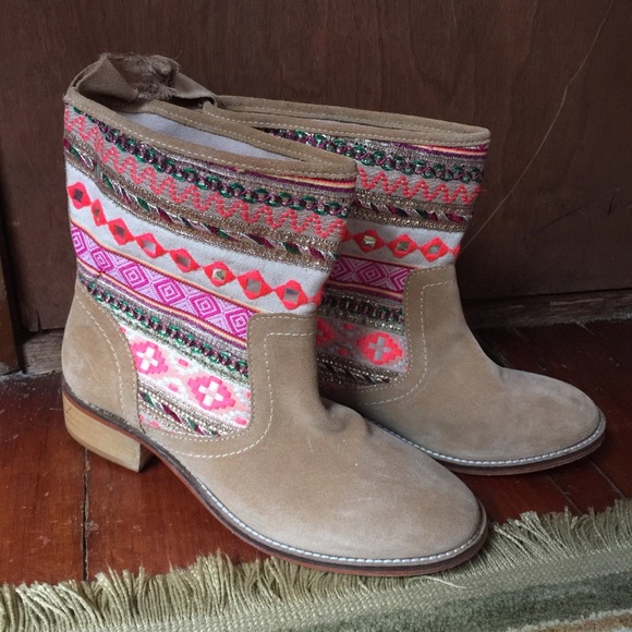 NWT Embroidered Suede Boots April Daze - Picture 8 of 8